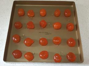 码入烤盘，180度，8分钟。（只用了十个蛋黄）