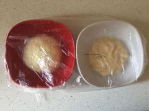 烤蛋黄的时候可以制作皮的部分，水油皮（主料部分除了蛋黄外的材料），油酥准备好，松弛半小时。