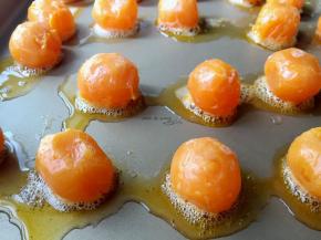 烤出的蛋黄个个油滋滋的，放一边冷却