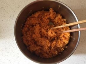 肉松 110g 沙拉酱 60g 搅拌均匀，这里的沙拉酱可以根据实际情况，自己调节