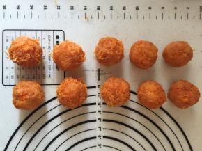 将蛋黄用肉松团住，一个圆球，重量在30g左右