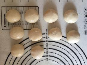 水油皮包裹住油酥，松弛十分钟（盖保鲜膜）