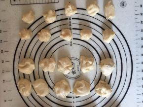 松弛好的水油皮和油酥分别分成十份