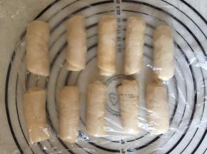 卷起，盖保鲜膜松弛十分钟