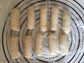 卷起，盖保鲜膜松弛十分钟