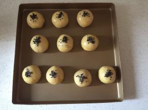 刷蛋液，撒芝麻