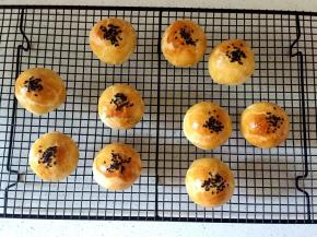 预热好的烤箱，180度 30分钟 ，上色注意及时加盖锡纸。