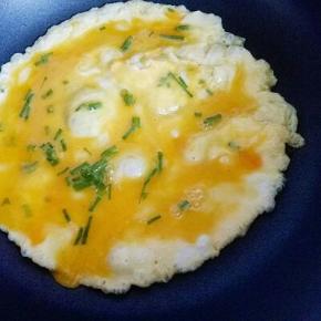 锅中加入适量油，油温7成时倒入蛋液，小火煎鸡蛋饼，熟后用铲子切小块。盛出来备用。