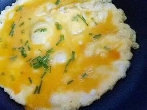 锅中加入适量油，油温7成时倒入蛋液，小火煎鸡蛋饼，熟后用铲子切小块。盛出来备用。