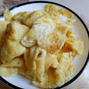 煎好的鸡蛋放旁边备用。