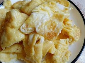 煎好的鸡蛋放旁边备用。