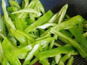 锅中加入油，加入青椒丝，盐，十三香，生抽煸炒。