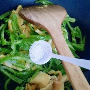 加入煎好的鸡蛋，加1.5g白砂糖煸炒均匀即可出锅。