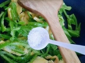 加入煎好的鸡蛋，加1.5g白砂糖煸炒均匀即可出锅。