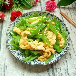 装盘撒上一点熟白芝麻点缀，来一碗米饭开吃。