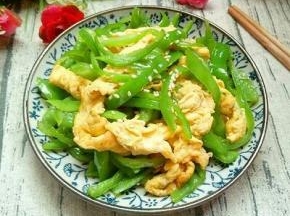 装盘撒上一点熟白芝麻点缀，来一碗米饭开吃。