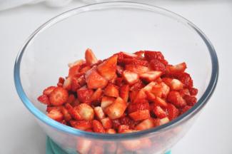 我喜欢有颗粒感的果酱，将草莓洗净切丁，不用太小块，保留草莓的纤维和果肉的醇厚感。