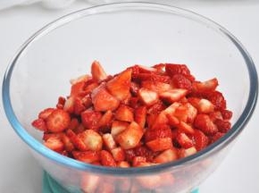 我喜欢有颗粒感的果酱，将草莓洗净切丁，不用太小块，保留草莓的纤维和果肉的醇厚感。