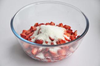 撒上白糖混合均匀，腌制3小时以上。