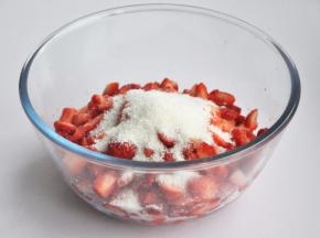 撒上白糖混合均匀，腌制3小时以上。