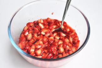 腌渍到草莓出水。