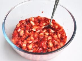 腌渍到草莓出水。