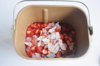 将果肉连同腌出的水一起倒入面包机中，放入冰糖，甜度可以根据草莓酸甜度调整，一般果酱的果肉和糖的比例为2：1，糖量可适当增减，糖可以使果酱浓稠，是很好的防腐剂，过少的使用糖会使保质期缩短，如果糖量适中，消毒良好果酱可保质6个月以上。