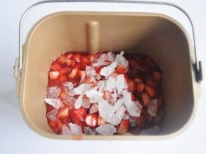 将果肉连同腌出的水一起倒入面包机中，放入冰糖，甜度可以根据草莓酸甜度调整，一般果酱的果肉和糖的比例为2：1，糖量可适当增减，糖可以使果酱浓稠，是很好的防腐剂，过少的使用糖会使保质期缩短，如果糖量适中，消毒良好果酱可保质6个月以上。