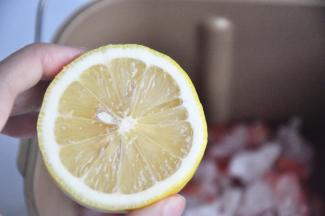 倒入半个柠檬的汁，柠檬汁在果酱能起到调整酸度、杀菌防腐、增加果香和提高光泽度的作用。