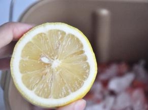 倒入半个柠檬的汁，柠檬汁在果酱能起到调整酸度、杀菌防腐、增加果香和提高光泽度的作用。