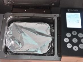 在面包桶上盖一张锡纸，防止果酱飞溅，便于后期清洗，启动果酱程序，我的面包机时间为1小时15分钟，不同的型号时间略有差异。