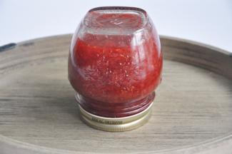 将做好的果酱趁热装入提前消毒的瓶子里，然后立刻倒扣30分钟以上，趁热倒扣的目的是让瓶内达到低压，接近真空。我买的果酱瓶，倒扣后会直接达到真空状态。（最简单的瓶子消毒方法：果酱瓶冷水放入锅内，开锅后煮十分钟，用夹子捞出，倒扣在晾架或毛巾上，等待水分干透即可，也可以用微波炉和烤箱消毒。）