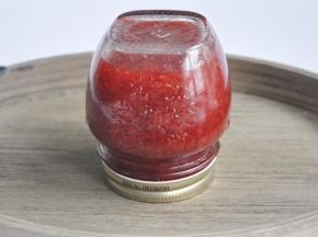 将做好的果酱趁热装入提前消毒的瓶子里，然后立刻倒扣30分钟以上，趁热倒扣的目的是让瓶内达到低压，接近真空。我买的果酱瓶，倒扣后会直接达到真空状态。（最简单的瓶子消毒方法：果酱瓶冷水放入锅内，开锅后煮十分钟，用夹子捞出，倒扣在晾架或毛巾上，等待水分干透即可，也可以用微波炉和烤箱消毒。）