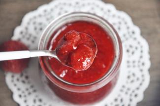 熬一罐草莓酱，留住春天香甜的味道。