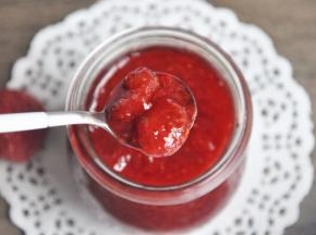 熬一罐草莓酱，留住春天香甜的味道。