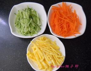 准备好面码，将黄瓜、胡萝卜切丝，鸡蛋摊饼切丝；