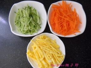 准备好面码，将黄瓜、胡萝卜切丝，鸡蛋摊饼切丝；