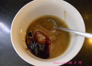 芝麻酱放入调拌碗里，放入生抽、食盐、白糖、蚝油；