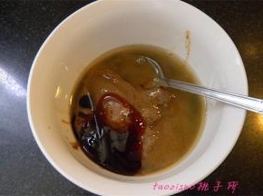 芝麻酱放入调拌碗里，放入生抽、食盐、白糖、蚝油；