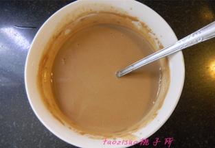 再一点点加入凉开水，调拌成酱汁；