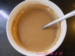 再一点点加入凉开水，调拌成酱汁；