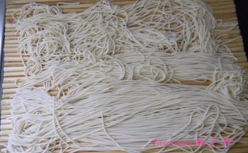 提前和好面团，饧面40分钟后，压面机压好面条；