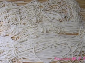 提前和好面团，饧面40分钟后，压面机压好面条；
