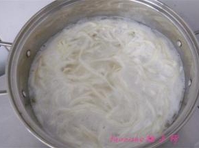 煮锅内水开后，放入面条煮至8成熟捞出；
