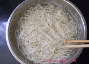 煮好的面条立即捞入凉水里，多过几遍凉水后，控干水分用提前炸好的料油调拌，将面条抖开，防止粘连，放入冰箱冷藏1小时更凉爽。
