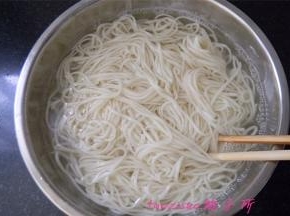 煮好的面条立即捞入凉水里，多过几遍凉水后，控干水分用提前炸好的料油调拌，将面条抖开，防止粘连，放入冰箱冷藏1小时更凉爽。