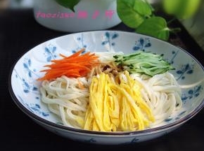 爽口的凉面很清凉