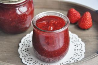 将果酱放入冰箱冷藏保存，不开封处理好的果酱可以保存半年， 开封后建议在半月内吃完。