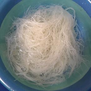 米粉放入温水中泡软捞出备用。