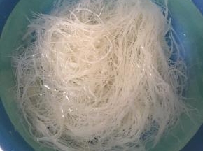 米粉放入温水中泡软捞出备用。